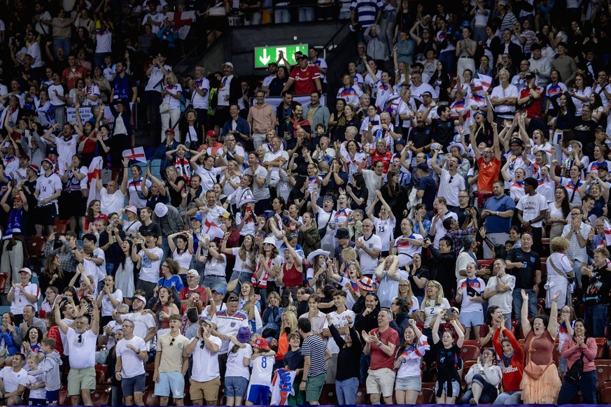 Zurich, Switzerland, July 17st 2025: England fans cheers at the end of the UEFA Womens EURO 2025 Quarter-Final match between Sweden and England at Letzigrund in Zurich, Switzerland. Philipp Kresnik Ph ...
