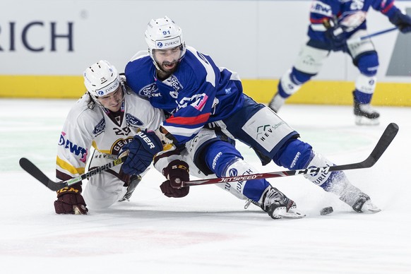 Genfs Roger Karrer, links, gegen Zuerichs Denis Hollenstein, im Cup 1/8-Final Eishockeyspiel zwischen dem ZSC Lions und Genf Servette, am Sonntag, 20. Oktober 2019, im Hallenstadion in Zuerich. (KEYST ...