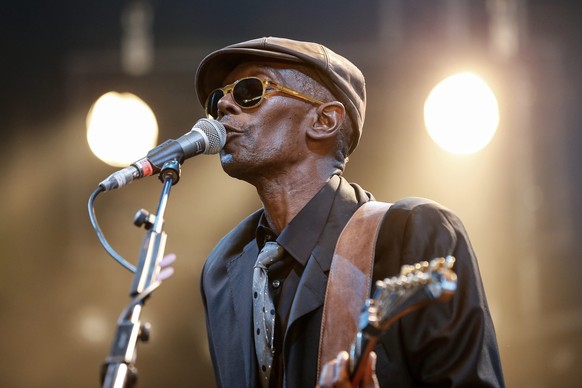 epa04849507 Maxi Jazz, singer and frontman of the British trip-hop-dance band Faithless, performs with the project &#039;Maxi Jazz &amp; the E-Type Boys&#039; at the Gurten music open air festival in  ...