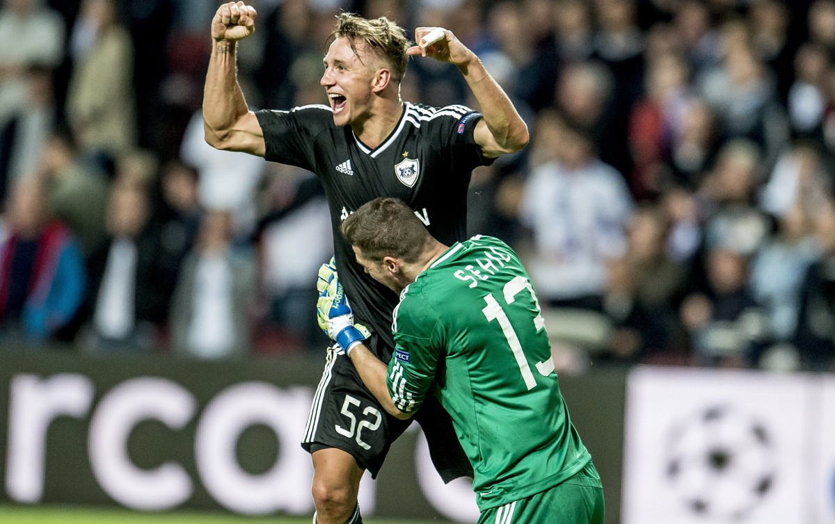 epa06158874 Qarabag FK's goalkeeper Ibrahim Sehic (R) and his team mate Jakub Rzezniczak (52) celebrate at the end of the UEFA Champions League play-off match between FC Copenhagen and Qarabag FK ...