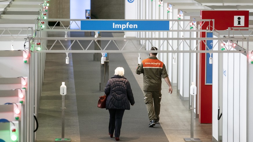 Menschen sind auf dem Weg zum Impfen im Impfzentrum auf dem Areal der Messe Luzern, aufgenommen am Dienstag, 19. Januar 2021. (KEYSTONE/Alexandra Wey)