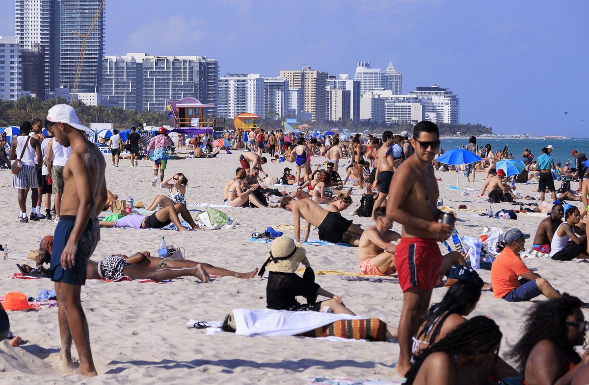 March 17, 2024, Miami, Florida, USA: Beach goers visit South Beach in Miami Florida for spring break on Sunday March 17, 2024 in South Bech Miami, Florida. JAVIER ROJAS/PI Miami U.S - ZUMAp124 2024031 ...