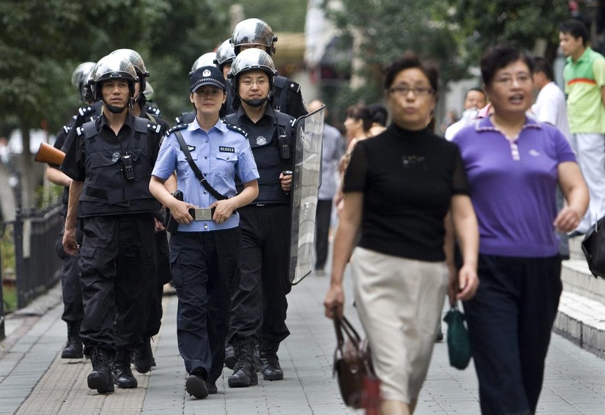 Polizeipräsenz in der Xinjiang-Provinz. Angehörige der ethnischen Minderheit der Uiguren sollen Zwangsarbeit für grosse westliche Tech-Konzerne geleistet haben. 