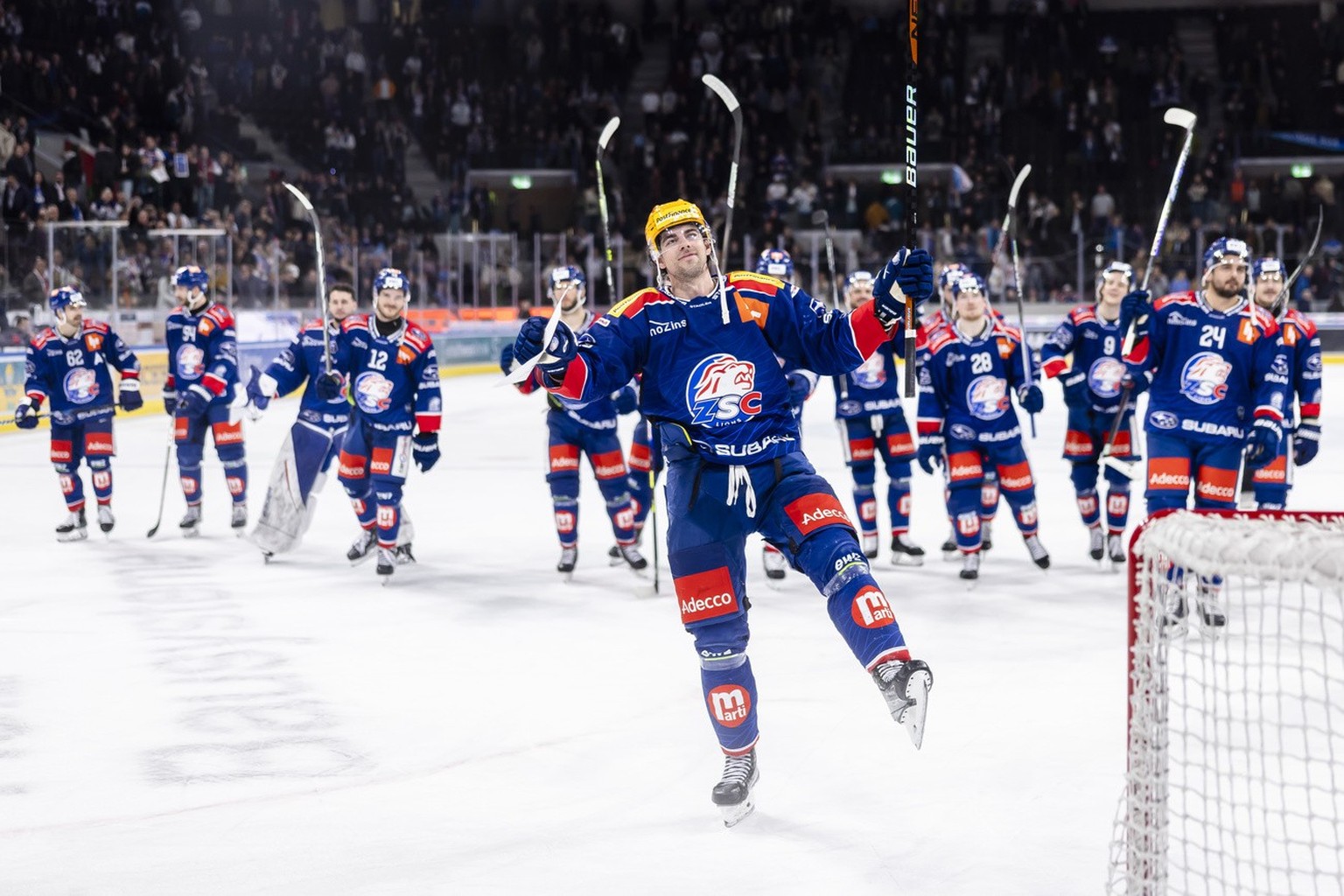 Derek Grant (ZSC) , Mitte, und jubelt mit seinem Teamkollegen nach ihrem Sieg im ersten Eishockey Playoff Halbfinalspiel der National League zwischen den ZSC Lions und dem EV Zug am Montag, 1. April 2 ...