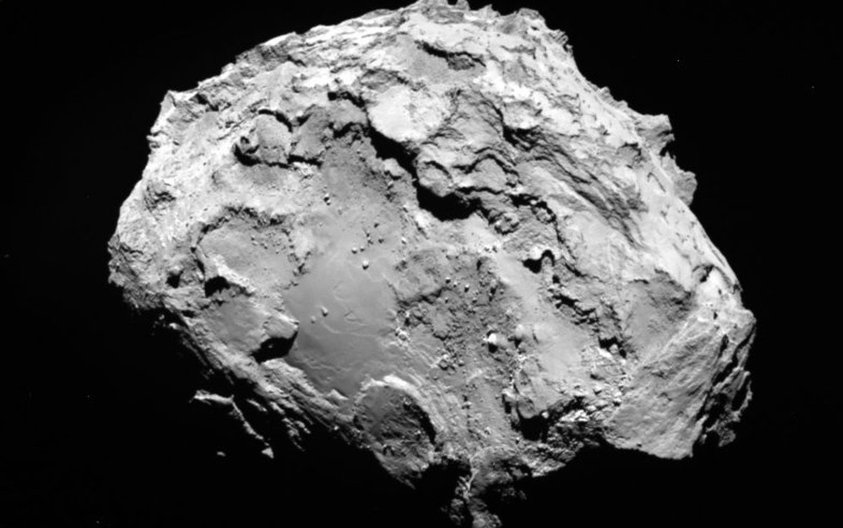 HANDOUT - Eine Aufnahme des Kometen 67P/Churyunomv-Gerasimenko, die am 3. August 2014 aus einer Entfernung von 285 Kilometern von der Raumsonde "Rosetta" gemacht wurde. Foto: ESA/dpa ACHTUNG ...