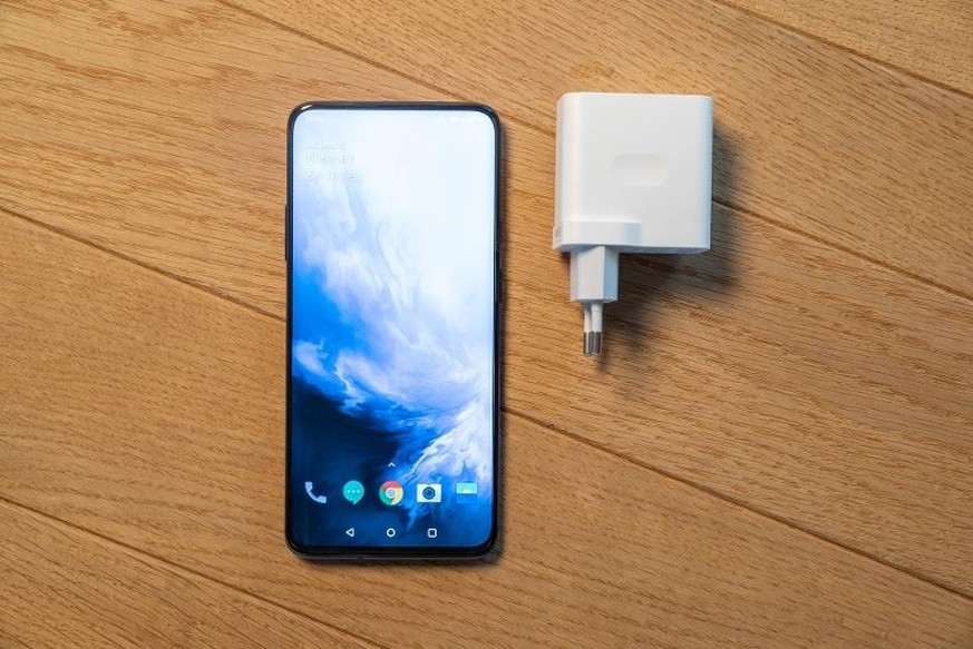 Dank Schnellladegerät hat das OnePlus 7 Pro nach wenigen Minuten am Netz Energie für mehrere Stunden.