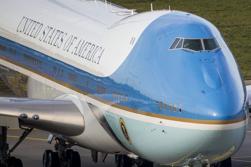 epa06472939 Air Force One carrying US President Donald Trump lands at Zurich Airport, Switzerland, 25 January 2018. Trump travels to the World Economic Forum in Davos. EPA/CHRISTIAN MERZ