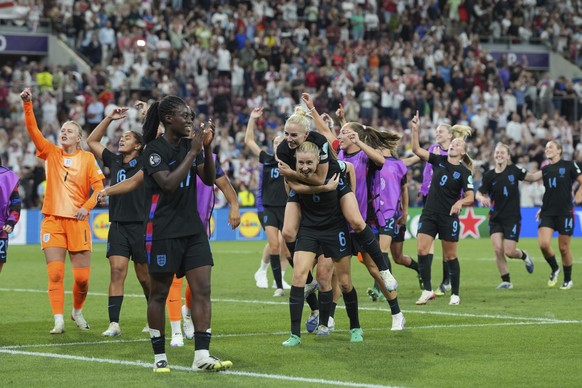 &lt;p&gt;Während die Engländerinnen über die Finalqualifikation jubeln...&lt;/p&gt;