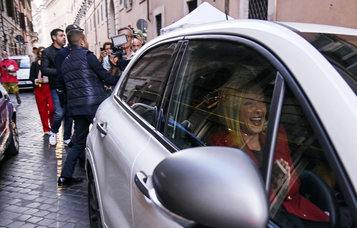 epaselect epa10209934 President of Italian party Brothers of Italy (Fratelli d'Italia / FdI) Giorgia Meloni leaves the party's headquarters in Rome, Italy, 27 September 2022. The rightwing B ...