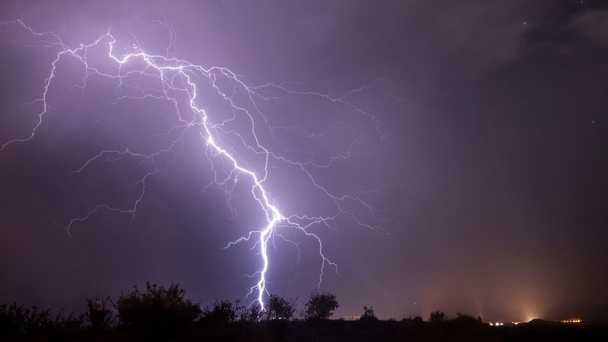 Heftiges-Gewitter-mit-starkem-Regen-w-tet-ber-Bern