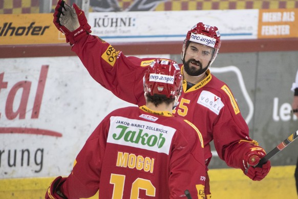 Langnaus Claudio Moggi, links, und Roland Gerber, hinten, Torschuetze zum 1:0, jubeln, waehrend dem Eishockey-Qualifikationsspiel der National League A zwischen den SCL Tigers und dem HC Davos, am Fre ...