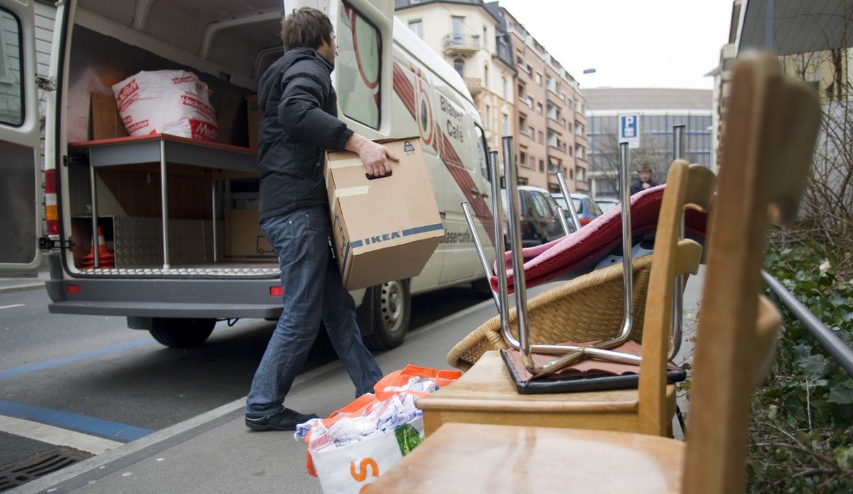 A man carries a cardboard box from the van to the new flat during a house moving in Zurich, Switzerland, pictured on January 31, 2009. (KEYSTONE/Urs Jaudas)

Ein Mann traegt am 31. Januar 2009 in Zuer ...
