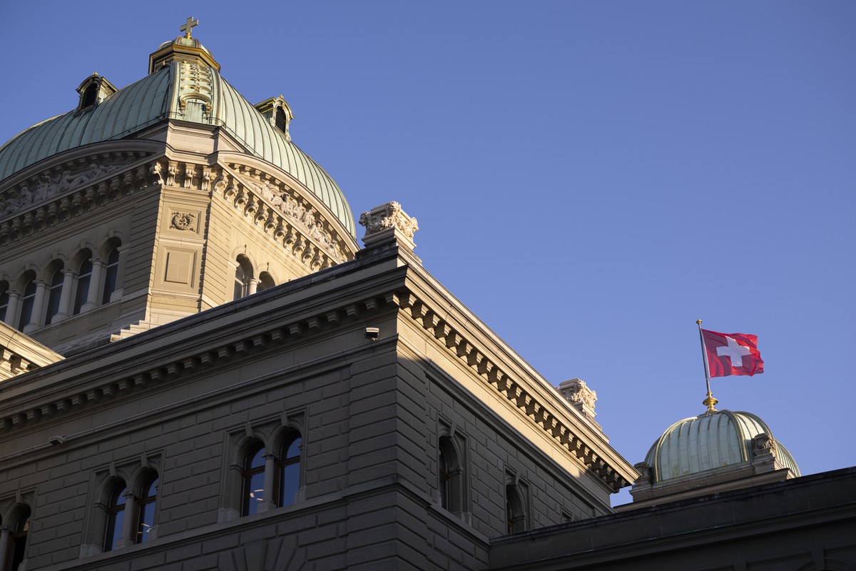 Eine Schweizer Fahne weht im Wind auf der Spitze der Kuppel des Bundeshauses, am Donnerstag, 19. Maerz 2026 in Bern. (KEYSTONE/Anthony Anex)