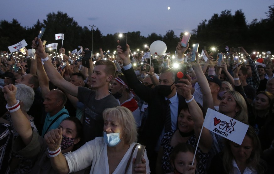 Zehntausende Lukaschenko-Gegner versammelten sich in Minsk.