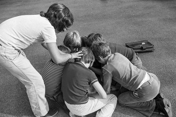 An den Volksschulen von Bremgarten ist eine Lauskontrolle angeordnet worden, nachdem mehrere Kinder von Laeusen befallen worden sind. Eine Laustante kontrolliert die Kinder, aufgenommen am 24. Septemb ...