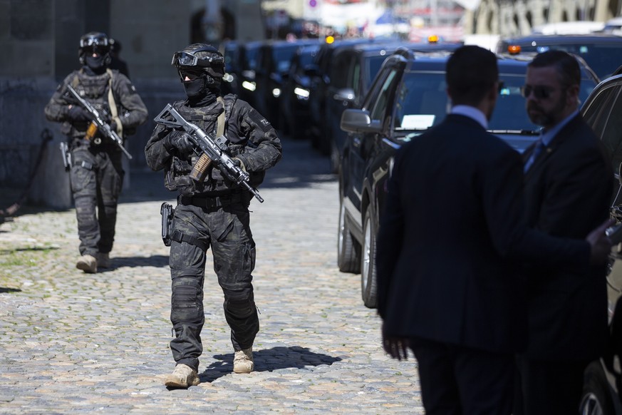 epa07617093 A security staff members guard the area around the Berner Muenster during US Secretary of State Mike Pompeo&#039;s visit to Bern, Switzerland, 01 June 2019. Secretary Pompeo is on an Europ ...