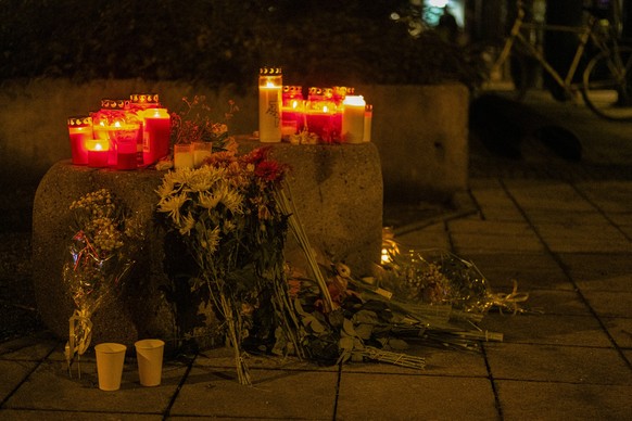 13.02.2025, Andenken Anschlagsort, M�nchen: Nach dem mutma�lichen Anschlag legten Menschen in der Seidlstra�e Blumen nieder und z�ndeten Kerzen an um der Verletzten zu gedenken. Seidlstra�e Bayern Deu ...