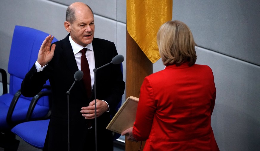epa09629175 German Chancellor Olaf Scholz takes an oath as he is sworn in by German Parliament &#039;Bundestag&#039; president Baerbel Bas at the Bundestag in Berlin, Germany, 08 December 2021. A coal ...