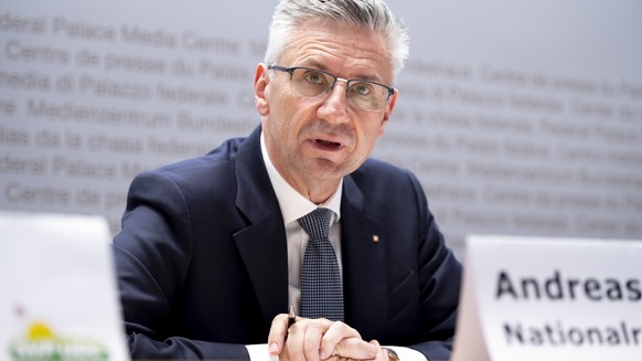 Nationalrat Andreas Glarner, SVP-AG, spricht waehrend einem Point de Presse der SVP ueber den UNO-Migrationspakt, am Donnerstag, 13. September 2018, in Bern. (KEYSTONE/Anthony Anex)