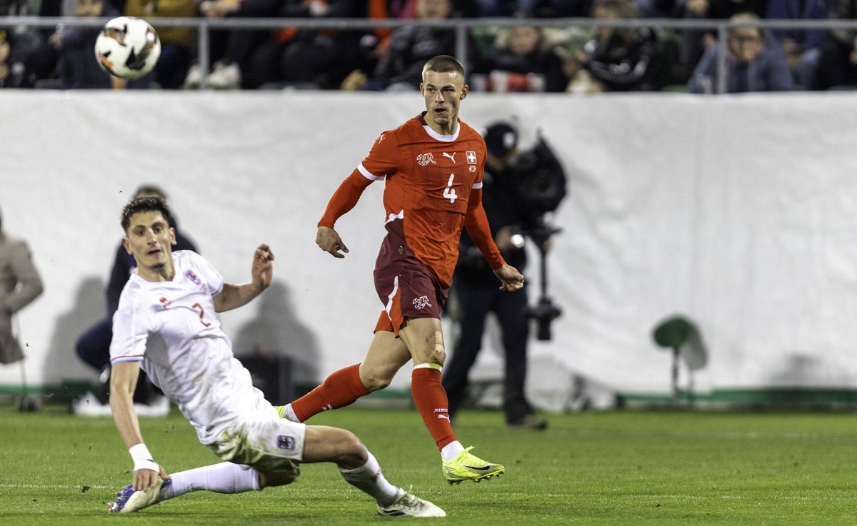 25/03/2025, St. Gallen, Kybunpark, Switzerland - Luxembourg, Miro Muheim SUI passes the ball St. Gallen Kybunpark St. Gallen Switzerland *** 25 03 2025, St Gallen, Kybunpark, Switzerland Luxembourg, M ...