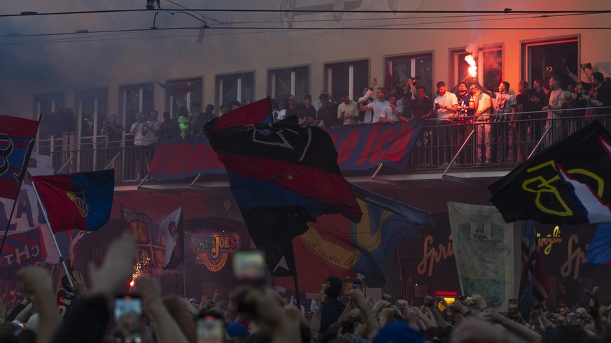 Die Mannschaft des FC Basel 1893 laesst sich auf dem Balkon des Restaurants PapaJoe&#039;s feiern, bei einer spontanen Meisterfeier von den Fans, um den Meistertitel zu feiern, auf dem Barfuesserplatz ...