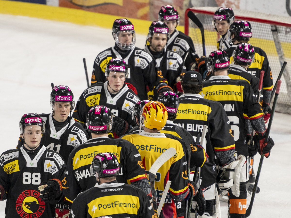 Die Berner Spieler zeigen Enttaeuschung nach der Niederlage in der Overtime, nach dem Spiel der Eishockey National League zwischen SC Bern, SCB, und EHC Kloten, EHCK, vom Dienstag, 24. Februar 2026 in ...