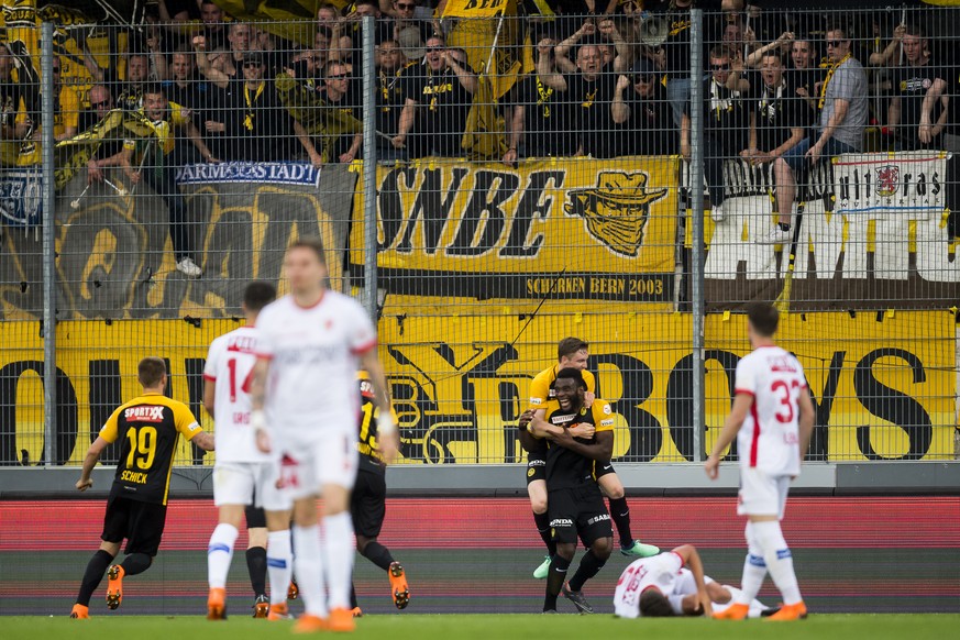 L&#039;attaquant bernois Jean-Pierre Nsame, centre, fete avec ses coequipiers apres avoir marque le 0:1, lors de la rencontre de football de Super League entre le FC Sion et le BSC Young Boys Bern ce  ...