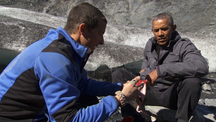 Soll einer sagen, Obama sei ein Weichei: Hier isst er vom Bär vorgekauten Lachs