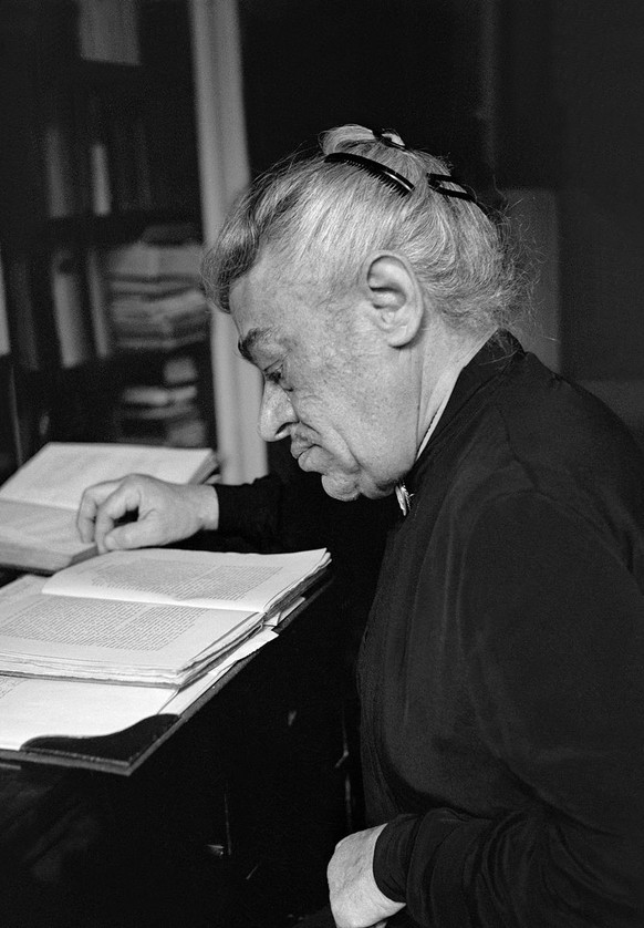 Portrait der ehemaligen Professorin fuer Philosophie an der Universitaet Bern, Anna Tumarkin, aufgenommen in Bern anlaesslich ihres 65. Geburtstages vom 16. Februar 1935. Sie war eine grosse Foerderin ...