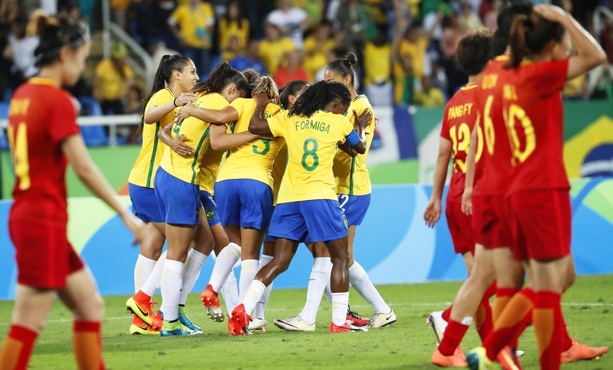 epa05454117 Players of Brazil celebrate a goal during the women&#039;s first round match between Brazil and China of the Rio 2016 Olympic Games Soccer tournament at the Olympic Stadium in Rio de Janei ...