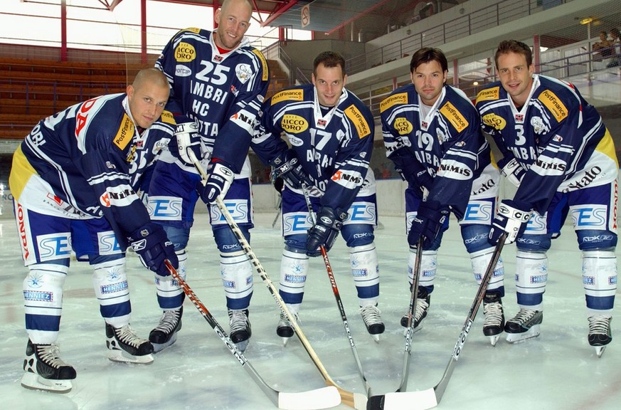 Die 5 Auslaender des HC Ambri Piotta posieren am Donnerstag, 3. August 2006, in der Halle von Biasca. Eero Somervuori (Finnland), Jeff Toms (Kanada), Hnat Domenichelli (Kanada), Jean-Guy Trudel (Kanad ...