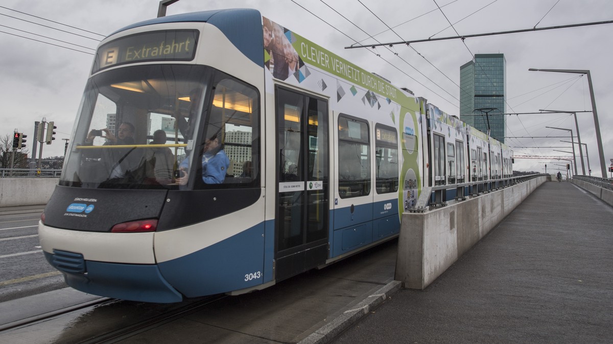 Ein Cobra Tram faehrt anlaesslich der Eroeffnung der Tramverbindung ueber die Hardbruecke, aufgenommen am Freitag, 8. Dezember 2017 in Zuerich. (KEYSTONE/Ennio Leanza)