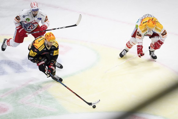 Rapperswils Tom Pyatt, links, Gotterons topscorer Viktor Stalberg, Mitte, und Rapperswils Topscorer Kevin Clark, rechts, kaempfen um den Puck, beim Eishockey Meisterschaftsspiel der National League A  ...