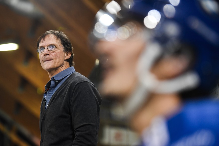 ARCHIVBILD ZUM RUECKTRITT VON DAVOS-TRAINER ARNO DEL CURTO --- Davos&#039; Cheftrainer Arno Del Curto, beim Eishockey-Qualifikationsspiel der National League A zwischen dem HC Davos und dem Lausanne H ...