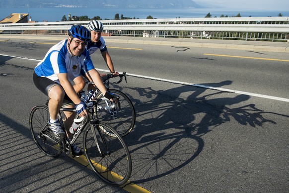 Des cyclistes dont des politiciens romands, ici Frederic Borloz, Conseiller national vaudois, accompagnent la championne de handbike Silke Pan lors d&#039;un periple de 111km entre Aigle et Berne ce d ...