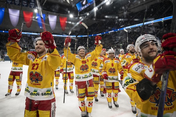 Die Bieler jubeln nach ihrem Sieg im vierten Eishockey Playoff Halbfinalspiel der National League zwischen den ZSC Lions und dem EHC Biel am Mittwoch, 5. April 2023 in der Swiss Life Arena in Zuerich. ...