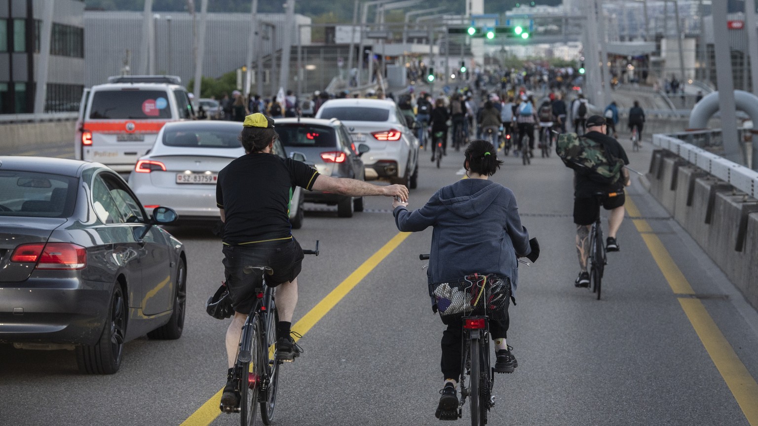 Menschen fahren auf ihren Raedern unter dem Motto: &quot;Critical Mass&quot; durch die Strassen in Zuerich, aufgenommen am Freitag, 28. Mai 2021. (KEYSTONE/Ennio Leanza)