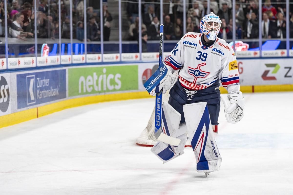 Torhueter Sandro Zurkirchen (EHCK) reagiert nach dem Gegentreffer zum 2:1 im ersten Playoff Viertelfinalspiel der Eishockey National League zwischen den ZSC Lions und dem EHC Kloten, am Donnerstag, 13 ...