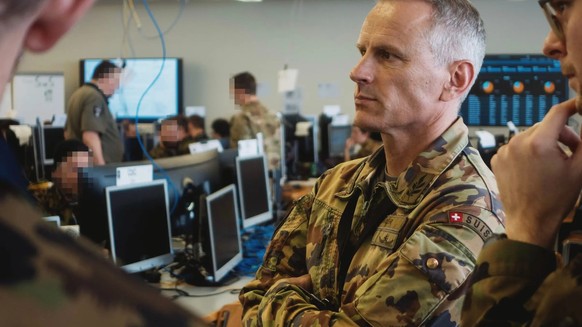 Divisionär Simon Müller, Chef Kommando Cyber der Armee, besucht das Blue Team 7 in den Schweizer Alpen. Divisionaer Mueller.