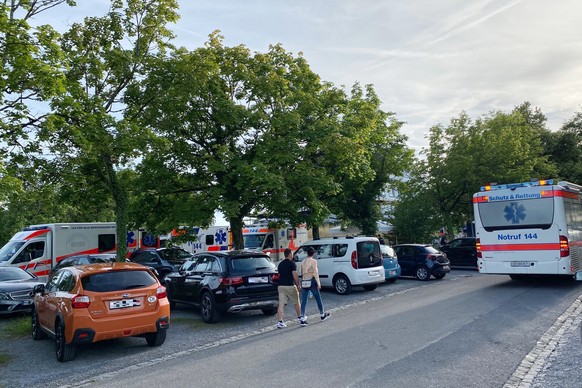 HANDOUT - Grossaufgebot von Rettungskraeften in Waedenswil in der Naehe der Halbinsel Au, wo sich 25 Personend an einem Feuerlauf-Anlass teils schwere Verbrennungen zugezogen haben. (KANTONSPOLIZEI ZU ...