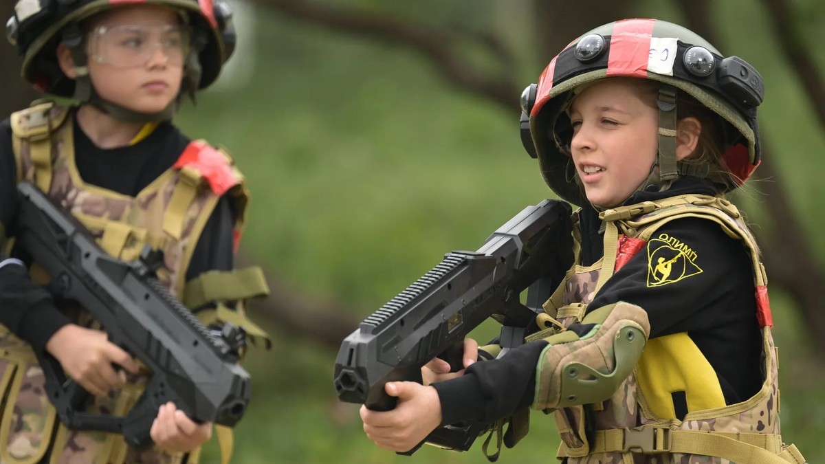 Des jeunes filles russes lors d'un exercice militaire en Crimée occupée par la Russie: les enfants sont apparemment aussi impliqués dans le développement et les tests des drones Kamikaze.