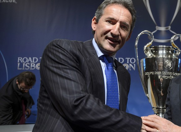 Manchester City director Txiki Begiristain, left, shakes hands with former FC Barcelona vice-president and grandfather to Gerard Pique Amador Bernabeu, right, after the draw of the round of 16 games o ...