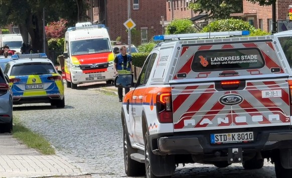 29.06.2026, Niedersachsen, Stade: Einsatzkr�fte stehen auf einer Stra�e in Stade. In Stade, westlich von Hamburg, sind mehrere Menschen durch Sch�sse gestorben. Ein Tatverd�chtiger wurde festgenommen, ...