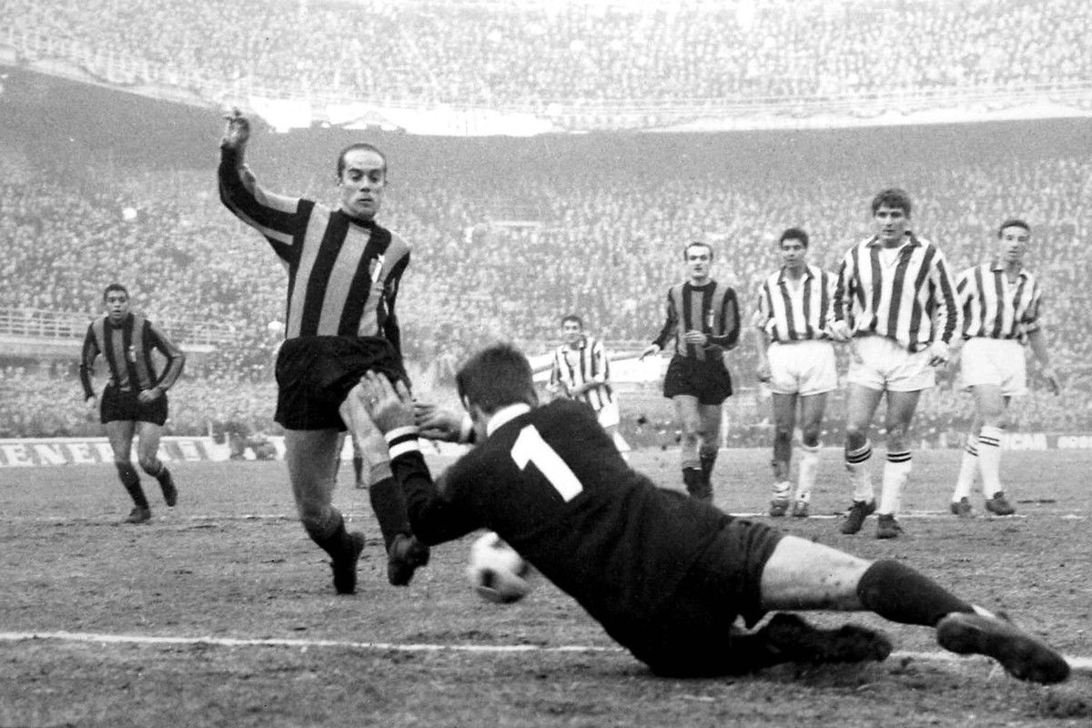 Bildnummer: 00512857 Datum: 08.05.1966 Copyright: imago/Buzzi
Luis Suarez (Inter, li.) gegen den Turiner Torwart; Vneg, Vsw, quer, Zweikampf, Duell, Ball, Torh�ter, Keeper, Schuss, Schu�, schie�en, T ...