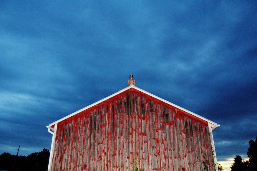 Poppy Jacksons «Hay Barn»-Performance in New York. Das Haus wurde mit Menstruationsblut von verschiedenen Spenderinnen bestrichen.&nbsp;