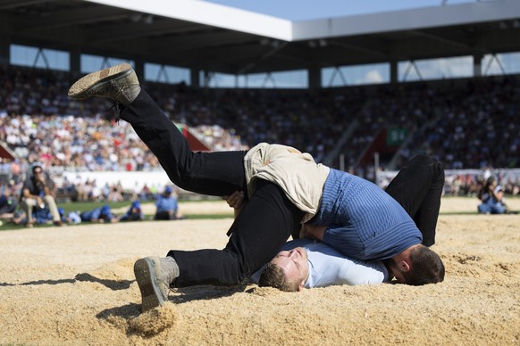 Festsieger Adrian Walther, unten, verliert den Schlussgang gegen Fabian Staudenmann, oben, beim Berner Kantonalen Schwingfest, am Sonntag, 17. Juli 2022 in der Stockhorn Arena in Thun. Adrian Walther  ...