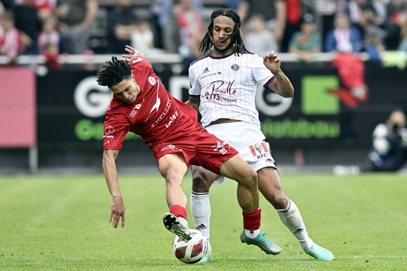 Der Winterthurer Nishan Burkart, links, wird vom Genfer Kevin Mbabu, rechts, gestoppt beim Fussballspiel der Super League FC Winterthur - FC Servette im Stadion Schuetzenwiese in Winterhur am Samstag  ...