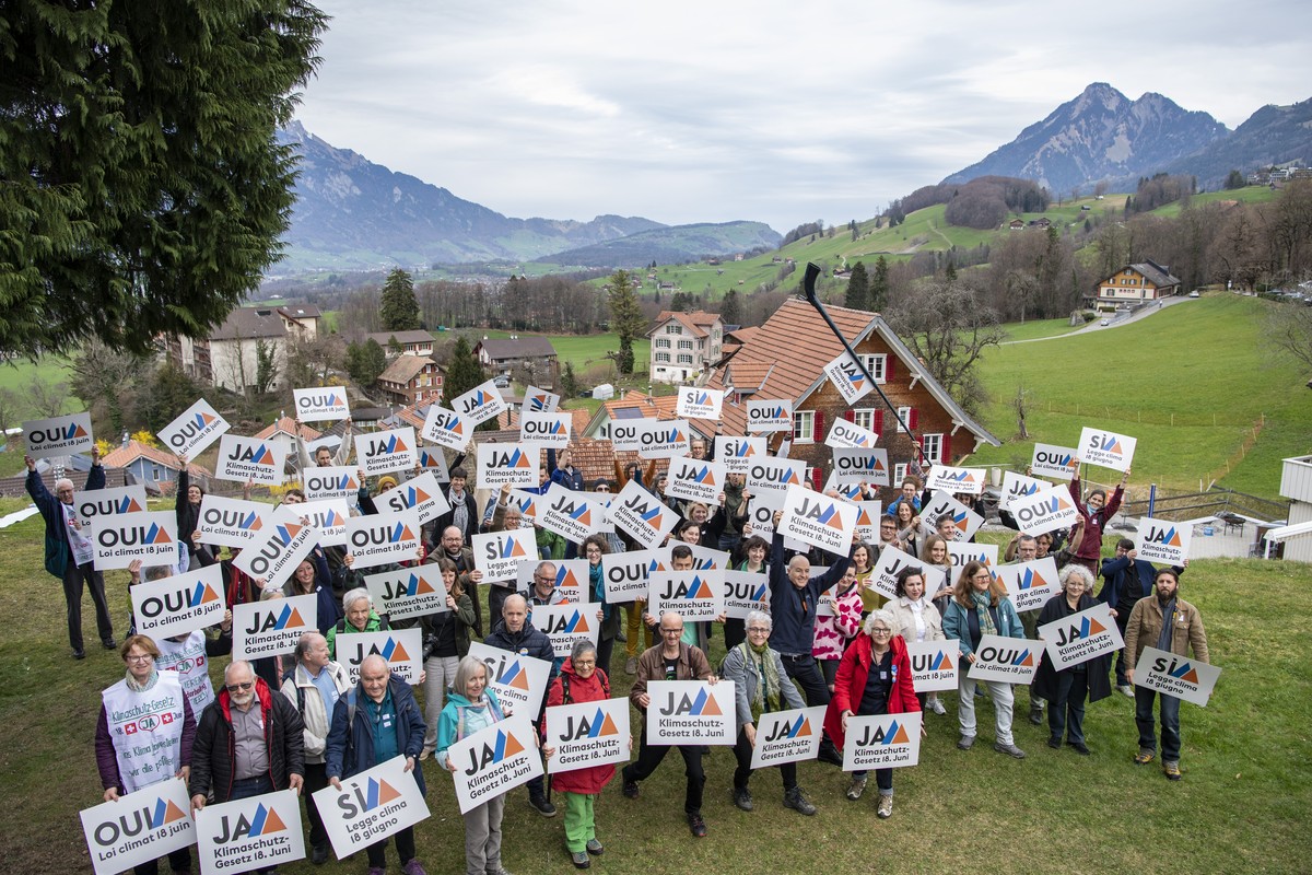 Die Klima Aktivisten posieren fuer eun Foto anlaesslich der Lancierung der Ja-Kampagne zum Klima-Gesetz vom Donnerstag 23. Maerz 2023 in Flueeli-Ranft im Kanton Obwalden, ueber welches die Schweizer B ...