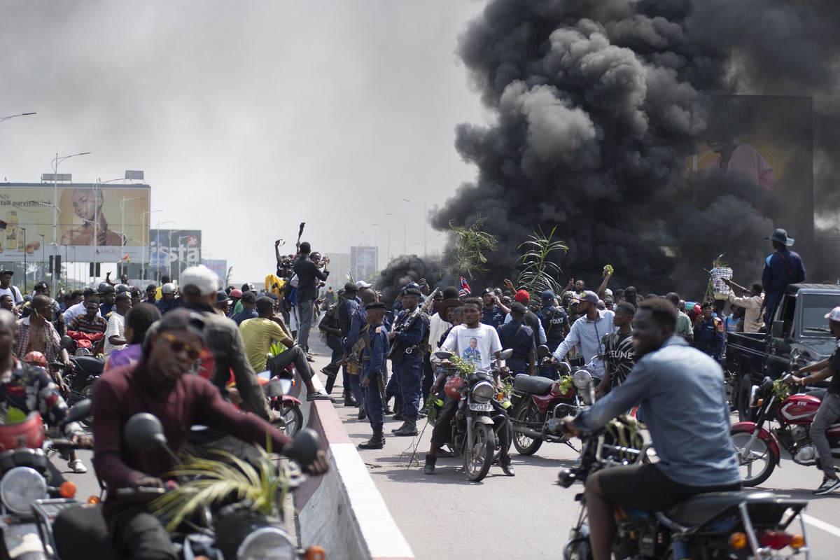 People protest in Kinshasa, Democratic Republic of the Congo Tuesday, Jan. 28, 2025, against the Rwanda-backed M23 rebels' advances into eastern Congos capital Goma.(AP Photo/Samy Ntumba Shambuyi ...