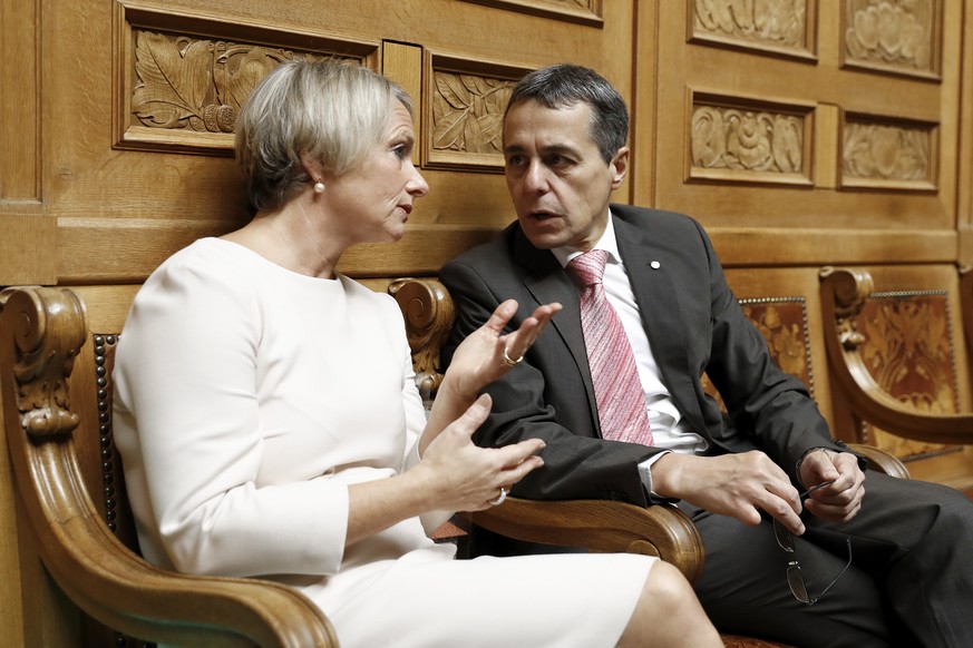 Ignazio Cassis (FDP-TI) diskutiert mit Elisabeth Schneider-Schneiter (CVP-BL) waehrend einer Debatte im Nationalrat, waehrend der Herbstsession der Eidgenoessischen Raete, am Mittwoch, 13. September 2 ...